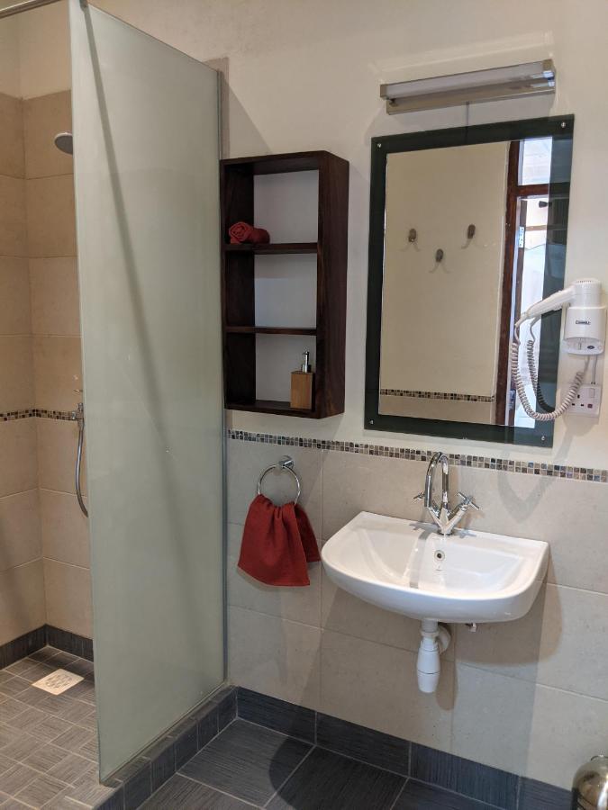 Dutchess Hotel And Restaurant Fort Portal Экстерьер фото