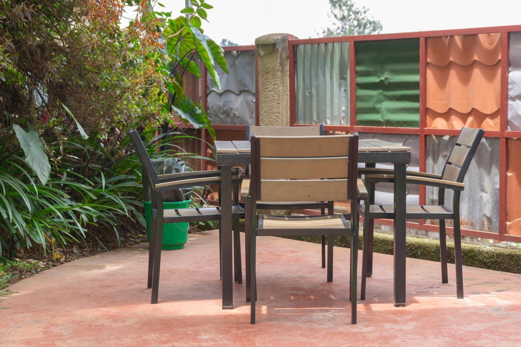 Dutchess Hotel And Restaurant Fort Portal Экстерьер фото