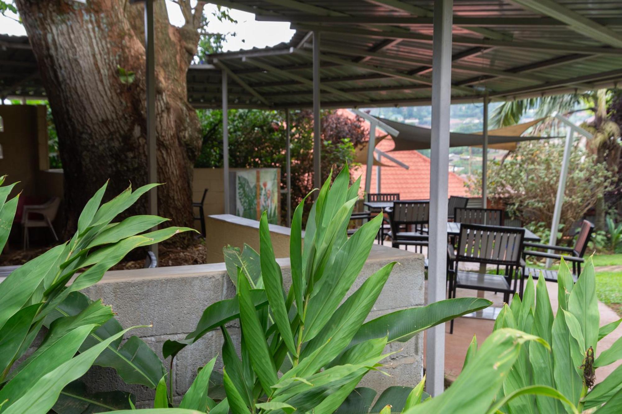 Dutchess Hotel And Restaurant Fort Portal Экстерьер фото