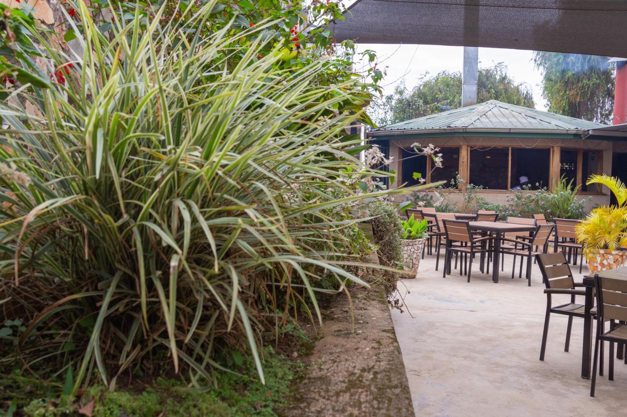 Dutchess Hotel And Restaurant Fort Portal Экстерьер фото