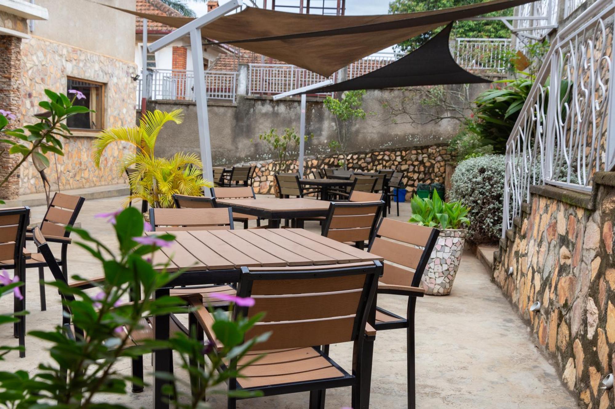 Dutchess Hotel And Restaurant Fort Portal Экстерьер фото