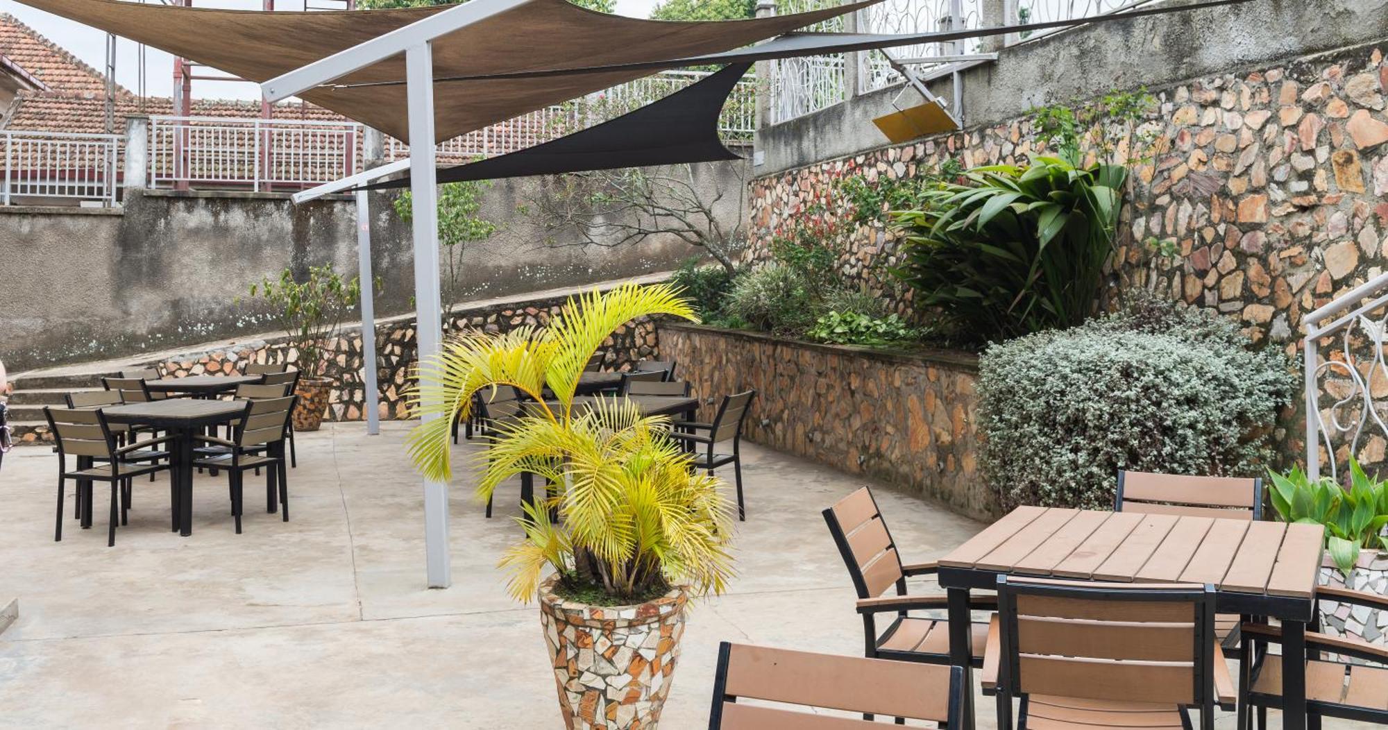 Dutchess Hotel And Restaurant Fort Portal Экстерьер фото