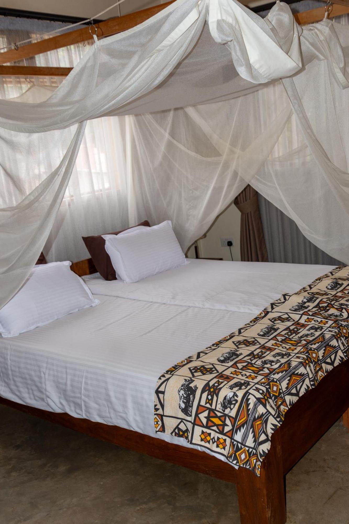Dutchess Hotel And Restaurant Fort Portal Экстерьер фото