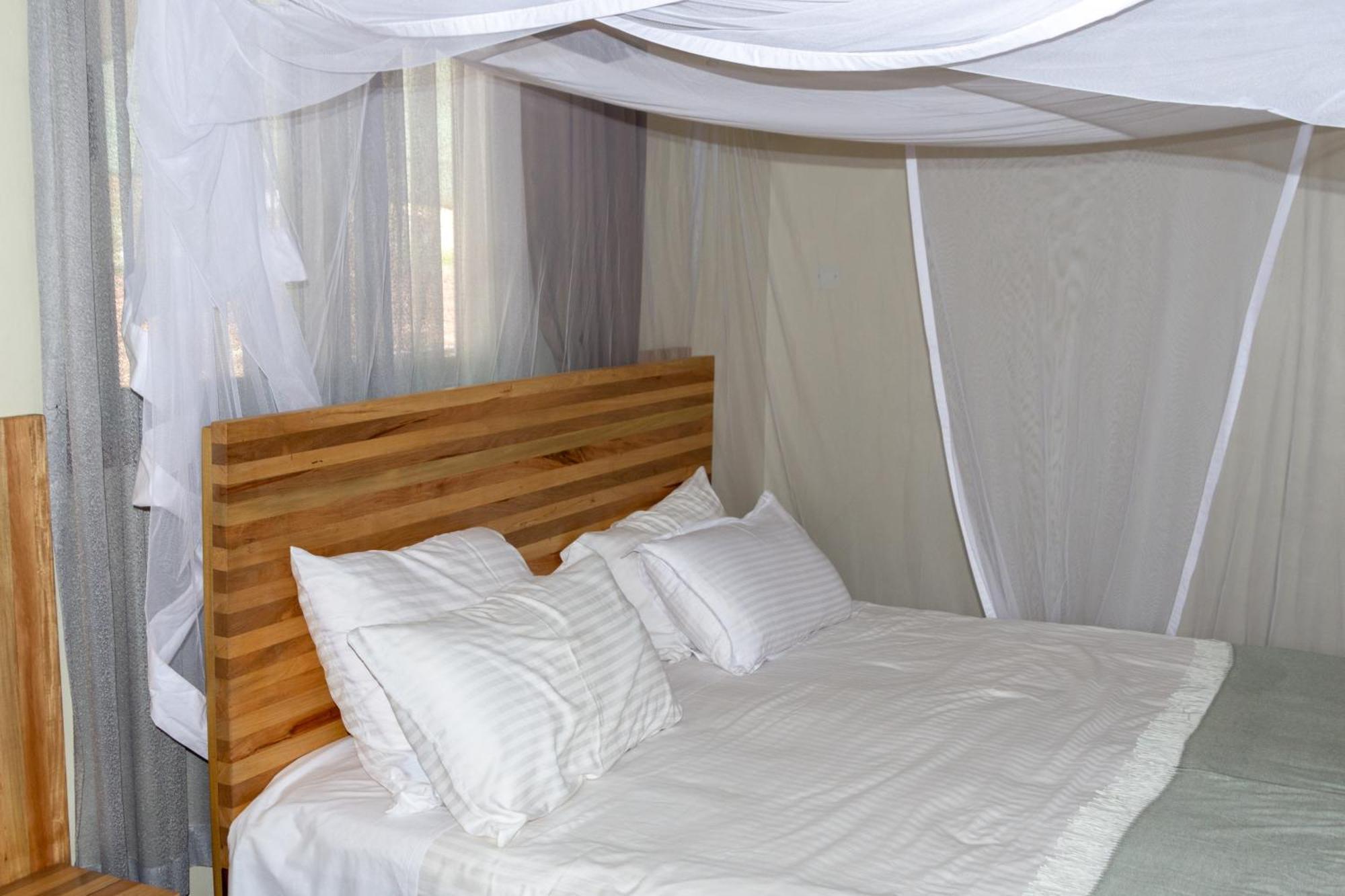 Dutchess Hotel And Restaurant Fort Portal Экстерьер фото