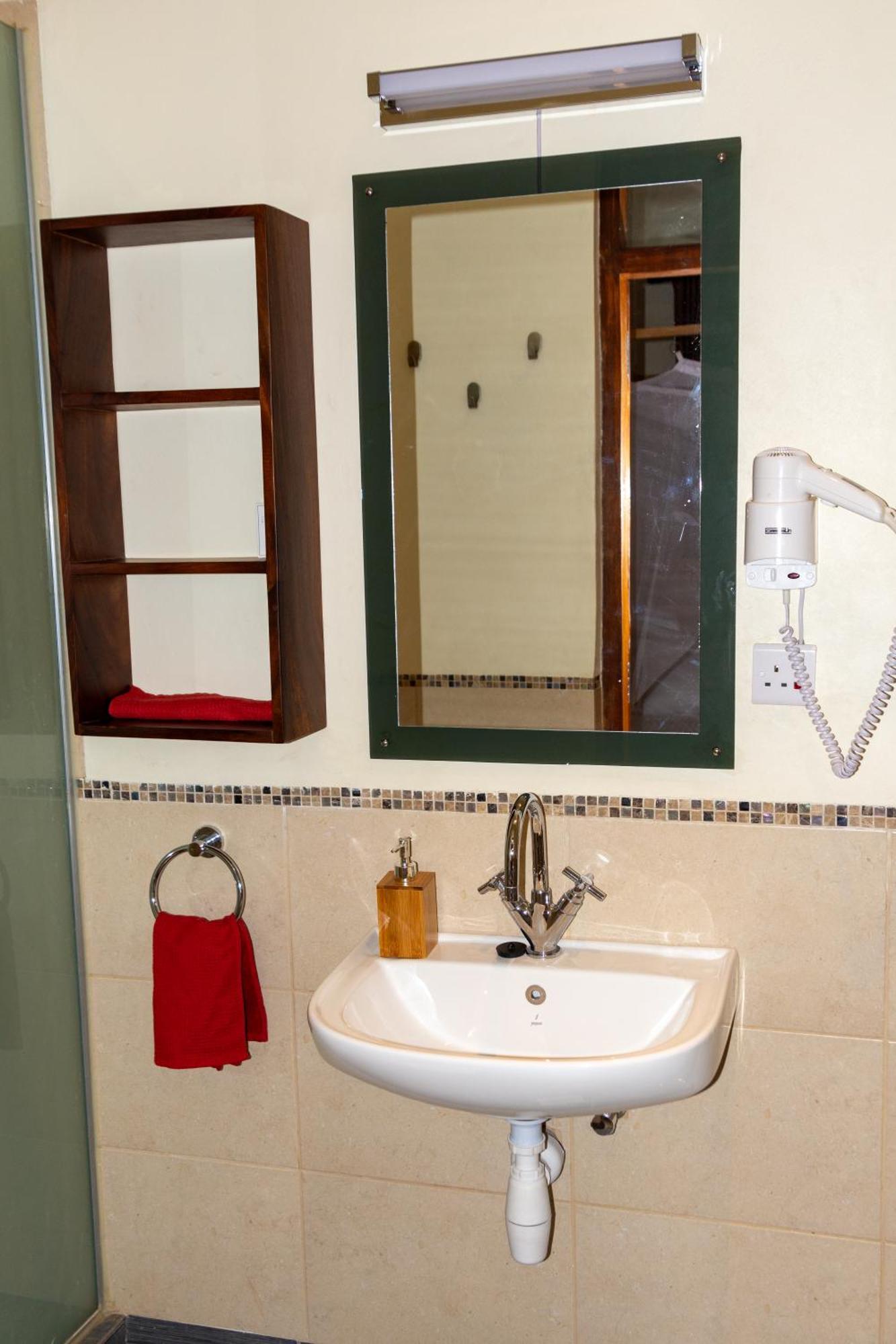 Dutchess Hotel And Restaurant Fort Portal Экстерьер фото