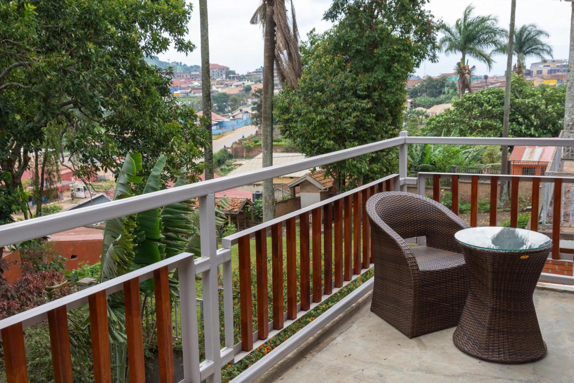 Dutchess Hotel And Restaurant Fort Portal Экстерьер фото