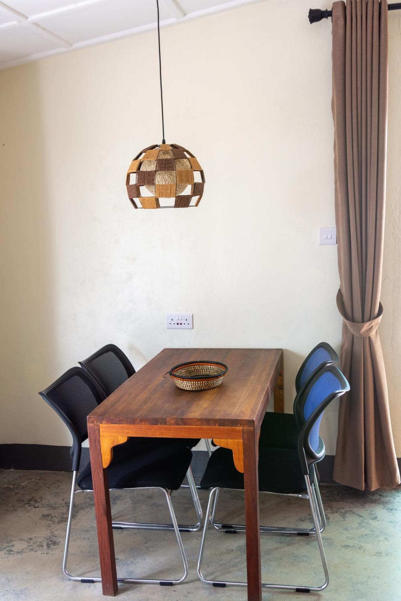 Dutchess Hotel And Restaurant Fort Portal Экстерьер фото