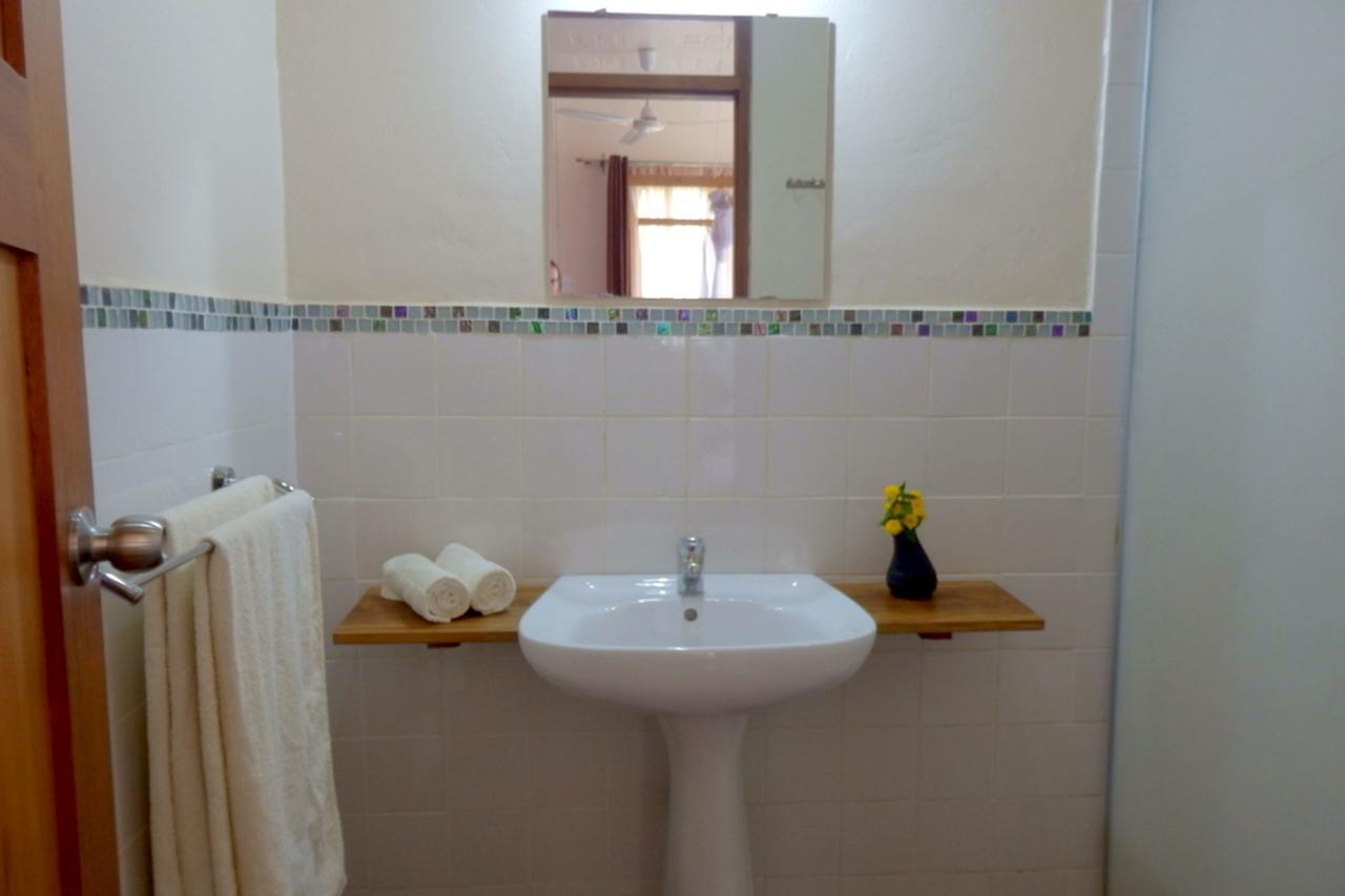 Dutchess Hotel And Restaurant Fort Portal Экстерьер фото